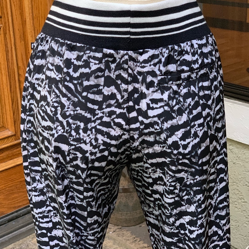 FABLETICS Abstract black and white Eve jogger. S - Picture 5 of 8